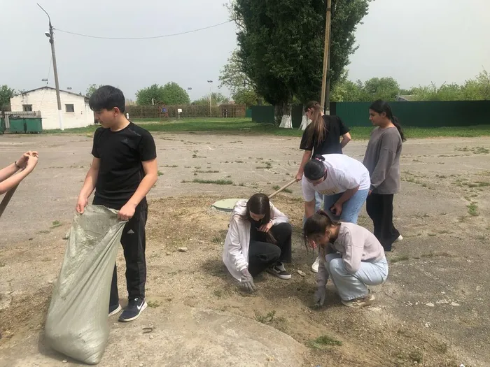 СУББОТНИК 26.04.2024 г. Убираем территорию школы.